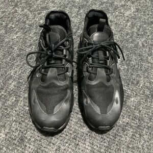 Nike Air Max Infinity 2 sneakers in a "Triple Black" or "Black Anthracite